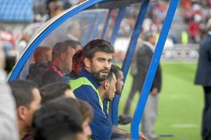 La imagen de Piqué en el banquillo en Almería ha dado la vuelta al mundo.