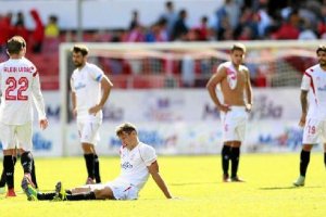 Imagen de los jugadores del Sevilla al final del partido ante el Levante.
