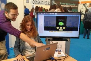 Nieves Nogueras, estudiante de Marketing de la UAL, probando el Virtual Mouse con el juego Angry Bir