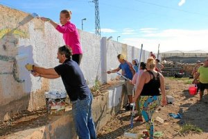 Los concejales pintan junto a vecinos del barrio.
