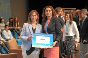 Momento en el que la edil recoge el reconocimiento de la ONG.