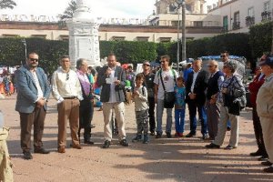 Almerienses concentrados frente al monumento a ‘Los Coloraos’ de la Plaza Vieja.