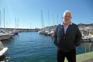 Imanol Uribe, ayer en el puerto deportivo de San José.