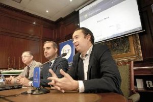 Ramón Herrera, en primer plano, junto a Amós García y Javier de las Nieves.