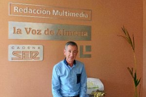 El alcalde Guillermo Mesas, en la redacción de La Voz de Almería. 