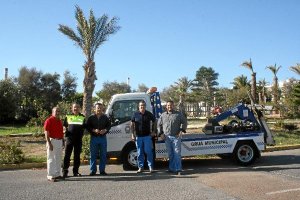 Alcalde, concejal y jefe de Policía y representantes de la empresa, junto a la grúa.