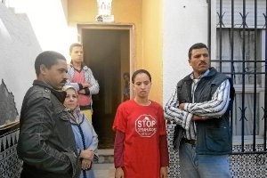 Miembros de la familia Merzoug a las puertas de su casa.