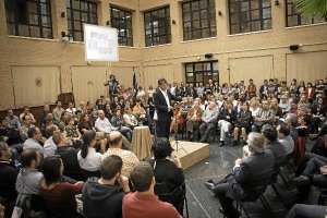 El candidato, Carmelo Rodríguez, junto al público, en su presentación.