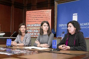 La diputada Ángeles Martínez, con Ana Mazón y Rosa de Miguel, en la presentación.
