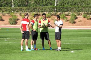 Francisco, hablando con los centrales.