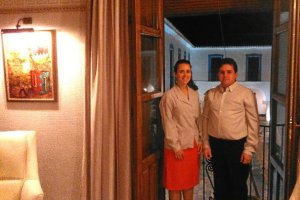 Míriam y óscar en una de las habitaciones del hotel, con la plaza a su espalda.