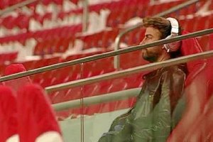 Piqué pasó frío en la grada viendo ganar al Barça.