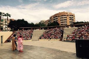 Alumnos de la capital durante el estreno de esta obra en el Anfiteatro de la Rambla