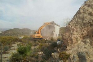 Derribo en 2013 de las casas situadas en la misma parcela que las viviendas que ahora la Junta plane