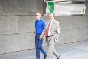 Luis Pérez entra en los juzgados junto a su abogado, Domingo Simón