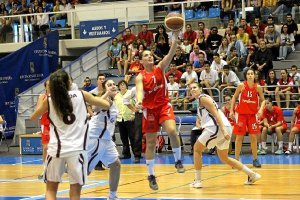 Bea Fernández anota canasta tras una gran entrada.