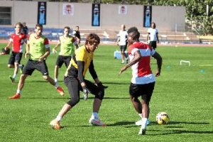 Julián tapa a Thievy en el entrenamiento.