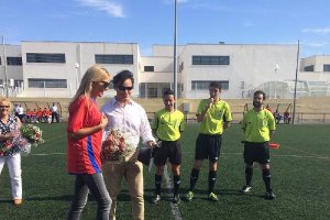 Saque de honor de la madrina ‘rojilla’, Mar Segura.