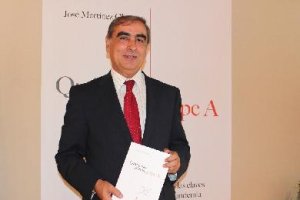 José Martínez Olmos con su libro Qué pasó con la gripe A.
