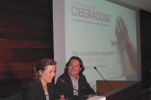 Sonia Ferrer y Pablo Viciana en la inauguración de las jornadas sobre ciberacoso.