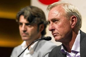 Cruyff habla ante los medios.