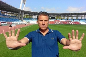 Ángel Férez posa para LA VOZ en la hierba del Estadio.