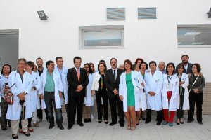 Autoridades y profesionales, tras la inauguración ayer del nuevo centro de salud.