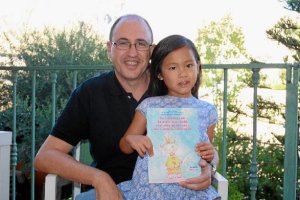 Rafael Godoy junto a su hija y el cuento.