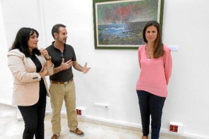 Salas explica una de sus obras a la delegada y la directora de la Villaespesa. 