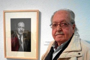 Julio Alfredo Egea, junto a un retrato de juventud, obra de Carlos Pérez Siquier. 