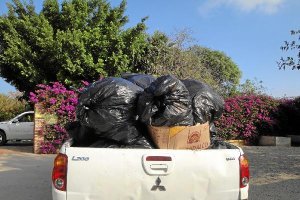 Camión con la basura recogida en el maletero