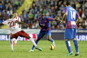 Una jugada del partido en Valencia.