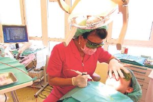 la doctora María José Bonilla realizando una intervención quirúrgica con la nueva tecnología láser.