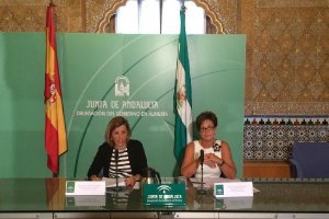 La delegada del gobierno, Sonia Ferrer y la delegada de Empleo, Adriana Valverde, en una comparecenc