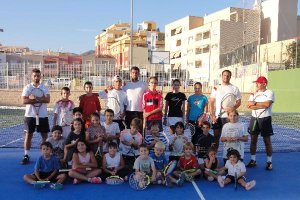 Una de las principales actividades del Club de Tenis Aguadulce es la escuela que forma a niños y jóv
