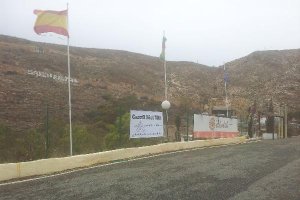 Cartel reivindicativo el camping de La Garrofa. enbiciate