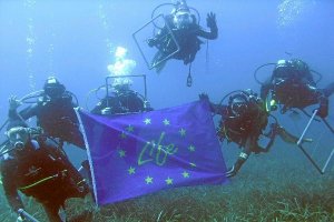 Buceadores voluntarios en este proyecto de control de la flora almeriense bajo el mar