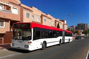 El nuevo bus  tiene mucha más capacidad y servirá como refuerzo en las horas en que más estudiantes 