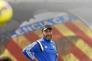 El míster del Valencia.