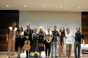 Foto de familia de ganadores y organizadores.