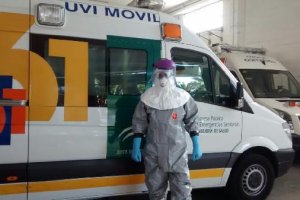 Personal del 061 con la ambulancia preparada para el protocolo ébola.