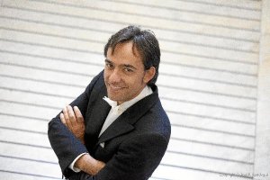 Josu Okiñena actúa esta tarde en Almería.