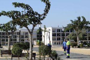 Personal municipal trabaja en el cementerio de Roquetas.