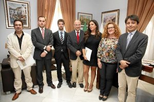 Foto de familia de los que han recibido las ayudas