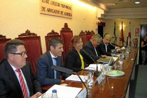 Participantes en la mesa redonda celebrada ayer.