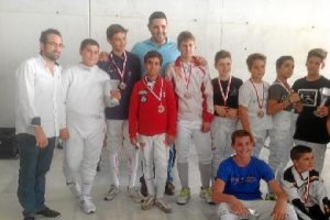 Juanjo Alonso acompañando a los medallistas.