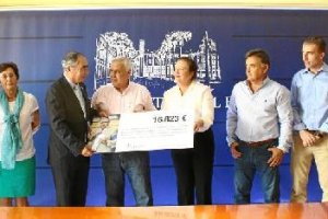 Autoridades y directivos de la A.E.C.C.  en el Auditorio de El Ejido luciendo lazos rosas solidarios