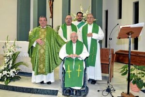 Sacerdotes  oficiantes.