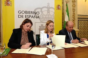 La ministra, en el centro, en Granada.