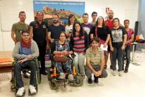 Alumnos y profesor juntos en el taller impartido en el Centro Social Almeraya.